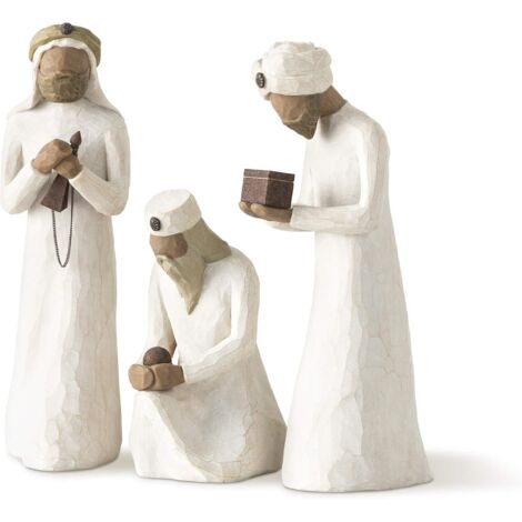 Un gruppo di statue che camminano, si inchinano e si inginocchiano, tenendo in mano doni per la Sacra Famiglia, scolpite e dipinte a mano, una classica storia di Natale.