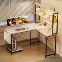 Bureau d’angle L 135cm avec LED, prises et rangements multifonctions, pour jeux et travail.