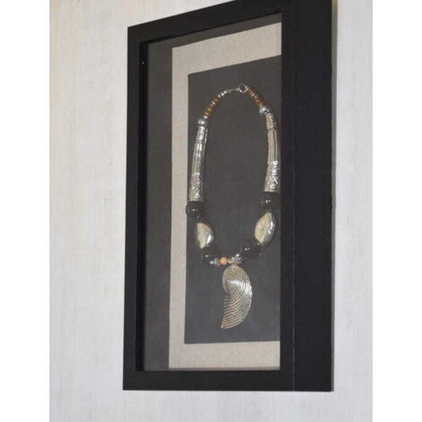 Vitrine pour un tableau spatial pour le salon avec un collier de style glamour (1/2)