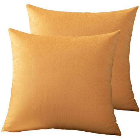 Un ensemble de deux housses de coussin en velours ocre, mesurant 45,7 x 45,7 cm, avec fermetures éclair dissimulées. (1/5)