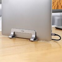 Soporte vertical para MacBook, portátil y tableta, de aluminio y color plateado.