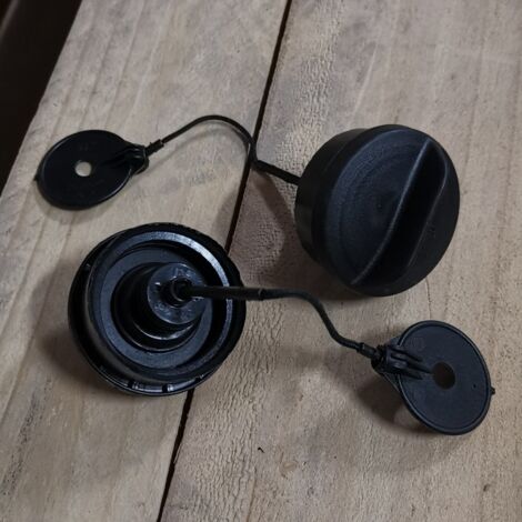 Bouchon de réservoir compatible avec les tondeuses STILL FS120 et FS250 - pièce de rechange d'origine avec cordon anti-perte (1/2)