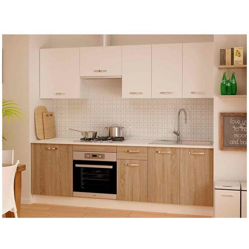 Una cocina con una pared blanca y una encimera de madera con lavavajillas  negro y lavavajillas blanco.