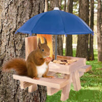 Table de Nourriture pour Écureuils, Nichoir Pine Wood Outdoor Jardin avec Parasol Bleu, Installation Facile, Structure Solide, Deux Bancs, Modèle Stable Picnic Table Feeder avec Corn Cob Holder