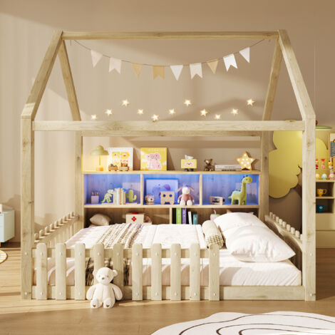 Lit enfant 140 x 190 cm style cabane avec LED, tête de lit avec rangements ouverts, barrières de sécurité, structure en pin, MDF et contreplaqué -naturel