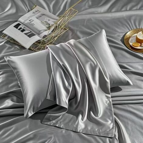 Cette taie d'oreiller en satin de soie glacée est confectionnée dans un tissu extrêmement doux et mesure 48x74 cm en taille standard. (1/4)