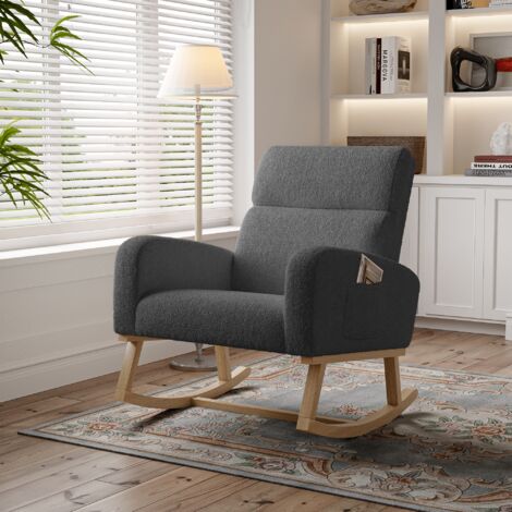 Dans Les Nuages – Fauteuil à bascule en sherpa gris foncé – Pieds en bois massif – Dossier capitonné – Poches de rangement – Dimensions 69x78,5x87 cm