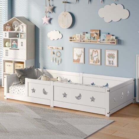 Lit simple 90x190 cm en bois pour enfant, 1 place, avec barrières décorées de motifs étoiles et lune, sommier à lattes - Blanc