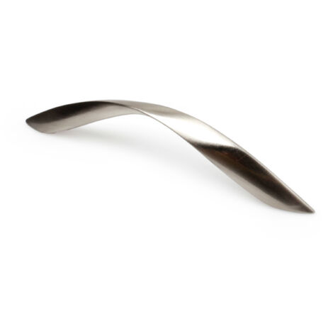Maniglia per Mobili  Stile Contemporaneo  Prodotto in Zama  Finitura nichel satinato  Distanza tra i punti: 128 mm  Misure 1541229mm  Fissaggio a vite  Include viti M4  1 unità