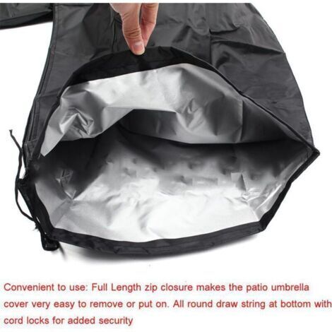 Housse de parasol d'extérieur pour parasol déporté, en tissu imperméable noir.