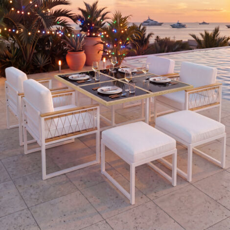 Cet ensemble de mobilier de jardin 7 pièces peut accueillir 6 personnes. Il comprend un plateau de table en verre trempé recouvert de corde en polyester et des mains courantes en WPC, ce qui le rend i (1/5)