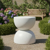 Table d'appoint d'extérieur en MgO — légère et pratique — au style moderne adaptée aussi bien à un usage intérieur qu'extérieur (jardins, balcons, espaces piscine, etc.). (Terrazzo blanc)