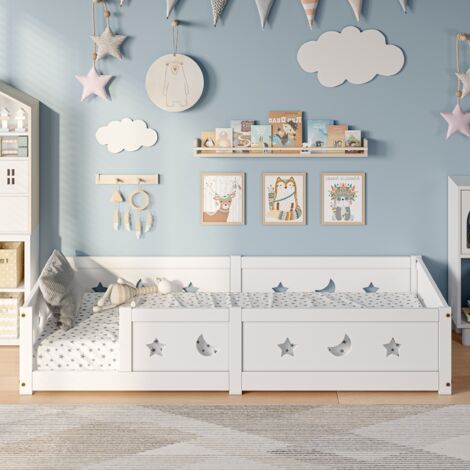 Lit simple 140x200 cm, pour enfant en bois massif de pin, lit à barreaux étoiles et lunes, lit caban, avec protection anti-chute et sommier à lattes - blanc
