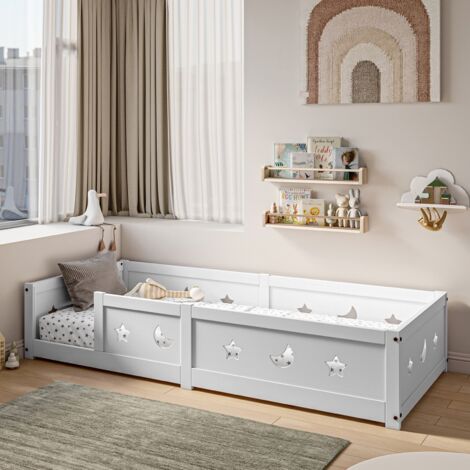 Lit simple 120x200 cm, pour enfant en bois massif de pin, lit à barreaux étoiles et lunes, lit caban, avec protection anti-chute et sommier à lattes - blanc