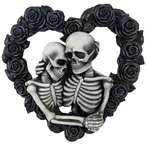 Couronne gothique d'Halloween représentant un couple de crânes en forme de cœur, ornée de roses noires et de squelettes amoureux enlacés. Guirlande acrylique décorative à suspendre au mur ou à l'entré (1/5)