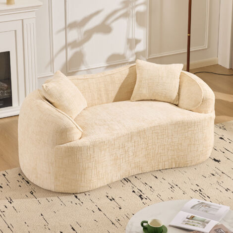 Canapé deux places beige avec accoudoirs et deux coussins. Son design incurvé est idéal pour les petits appartements, les salons ou les chambres (1/5)