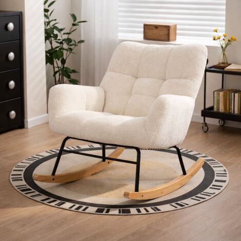 Fauteuil à bascule scandinave en tissu sherpa, dossier haut et accoudoirs rembourrés, structure métal et pieds bois massif, 62,5 x 88 x 96 cm