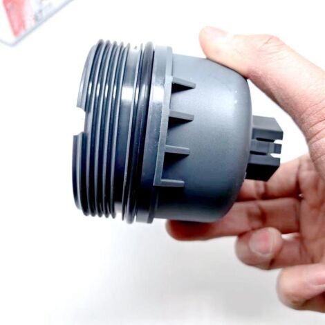 Le bouchon 1103L7 est compatible avec les modèles Peugeot 2008, 206, 307, 308, 408, Citroën C4 et Elysée. Il s'agit d'un bouchon en plastique muni d'un joint torique pour la mise en place de l'élément (1/4)