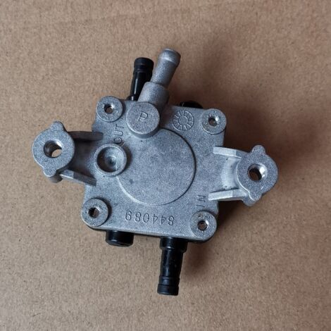 La pompe à carburant Briggs & Stratton 844527 844089, une pompe à carburant à membrane, alimente les carburateurs en carburant. (1/5)