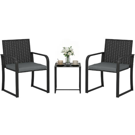 Ensemble de mobilier de jardin en rotin synthétique comprenant 2 chaises rembourrées et une table grise avec plateau en verre. (1/5)