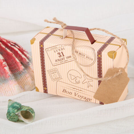 Lot de 50 boîtes à dragées vintage en forme de valise, idéales pour une fête ou un mariage sur le thème du voyage.