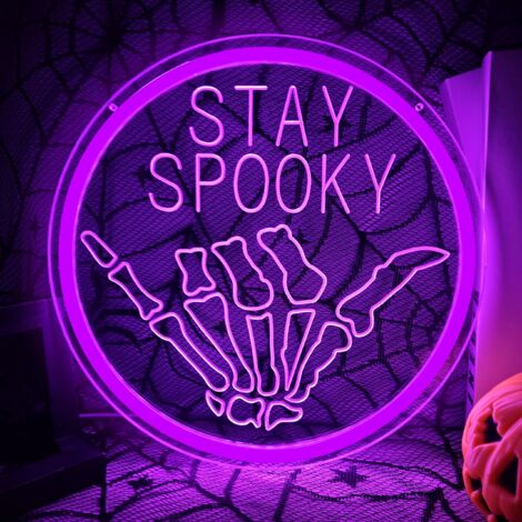 Enseigne néon « Stay Spooky » (Restez effrayants) et crâne suspendu décoration LED pour chambre, salle de jeux ou « Man Cave », idéale pour les fêtes d'Halloween. (1/5)