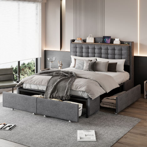 Lit double de 140×200 cm. Table de nuit équipée d’un port pour la recharge des appareils électroniques et d’une niche pour ranger des objets. Lit double avec 4 tiroirs. Tissu gris en lin. (1/5)