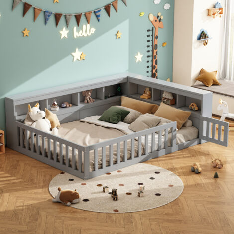 Daybett : dimensions de 140×200 cm. Lit pour une journée seulement. Lit avec un sommier en bois. Pas de matelas fourni. Repoussage en métal. Il y a une prise électrique et des ports USB. Couleur gris. (1/5)