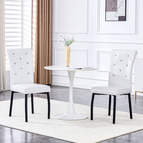 C’est un ensemble de deux chaises en cuir retro-crocodile, blanches et noires. Ces chaises sont munies de fermoirs en cristal et d’assises en cuir artificiel. (1/5)