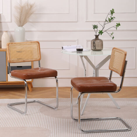 Tables de cheminée modernes de l’époque médiévale. Un ensemble de 2 tables de cheminée en rotin, avec des éléments en tissu synthétique doux et confortables. (1/5)