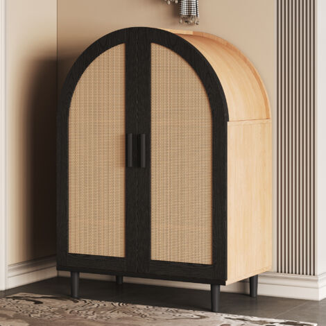 Table d’appoint élégant/armoire à chaussures, avec une surface arrondie à l’extérieur. Les portes sont ornées de motifs décoratifs, et l’armoire dispose de trois étagères. (1/5)
