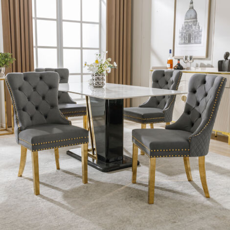 Chaise pour le salon de séjour. Chaise conçue avec des élements arrondis uniques à l’arrière 4 pièces en stock. Chaise dotée de coussins avec des supports en acier inoxydable doré. Couverture en velo (1/5)