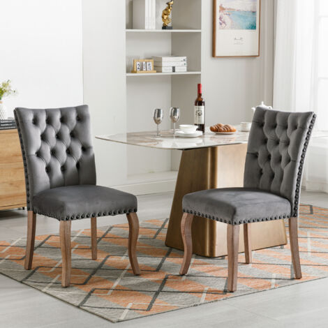 Chaise pour le salon de séjour. Chaise à usage quotidien, dotée d’un heurtoi unique sur le dos. Deux chaises en stock. Chaise avec un dossier en bois massif. Couverture en velours gris. (1/5)