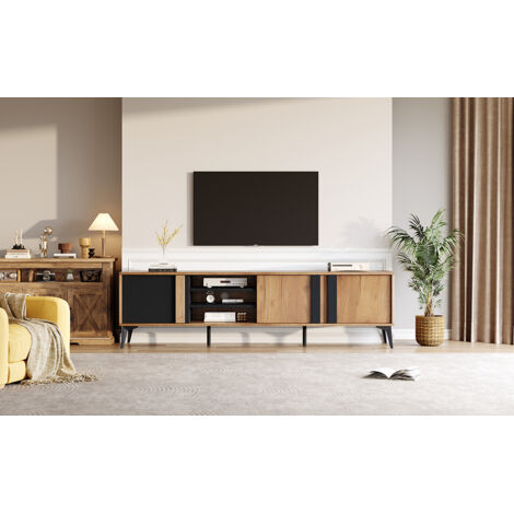 Armoire en bois rustique, type TV-board. Dimensions : 180 cm. Conçue pour des téléviseurs jusqu’à 80 pouces, avec un porte-feuille intégré et des compartiments ouverts. (1/5)