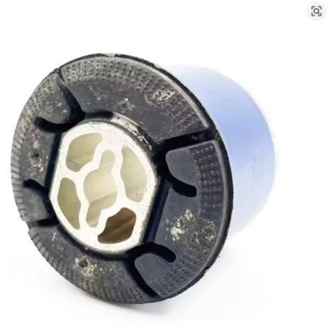 Convient aux Peugeot 308, RCZ, 307CC, 207CC, DS3, C4 Triumph silentbloc d'essieu arrière 5131G4, silentbloc en caoutchouc et métal, absorbe les vibrations de l'essieu arrière. (1/3)