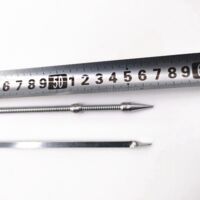 La jauge d'huile 1174G0 9812767180 est une version améliorée pour les moteurs 1.6T des Peugeot 208, 3008, 508 et Citroën. Il s'agit d'une jauge métallique avec des graduations améliorées pour une lect