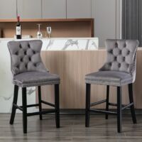 Set di 2 Sgabelli da Bar in Velluto - Design Chesterfield Imbottito con Borchie e Anello Posteriore - Gambe in Legno Massello - Altezza Seduta 67cm, Grigio