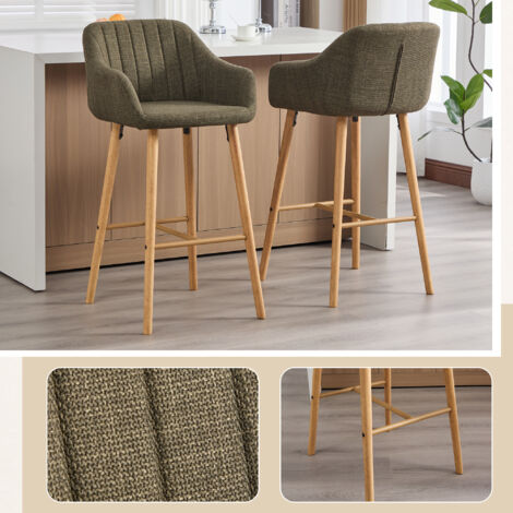 Des tabourets modernes dans un style européen, avec des dossiers élevés et des accoudoirs. Les sièges sont recouverts de tissu en lin, et les pieds en bois. (1/5)