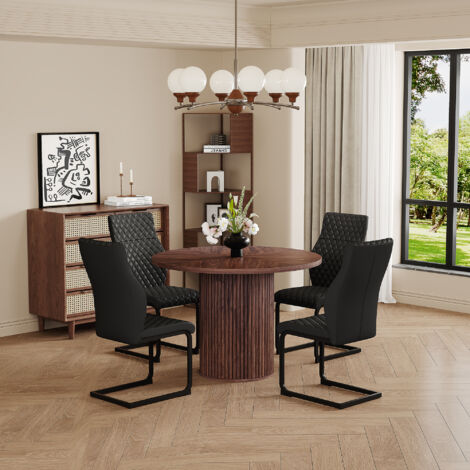 Set de table et de chaises. Table ronde en MDF laqué, faite en bois de noyer, avec des pieds cylindriques et un design à fermeture à lacets. En plus, il y a 4 chaises à table noires (1/5)