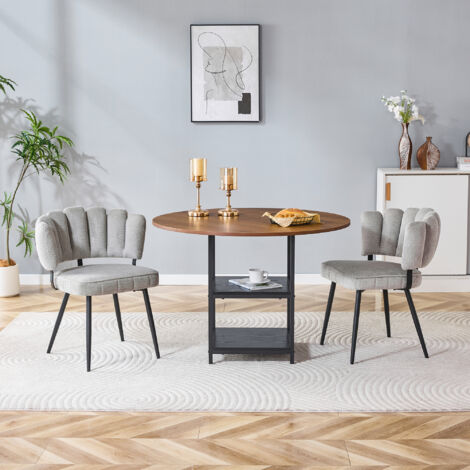 Set de tables et chaises. Table de repas ronde, de 107 cm de diamètre, avec une finition en bois noir. Il dispose également d’un espace de stockage double. Deux chaises en tissu gris, avec des dossier (1/5)
