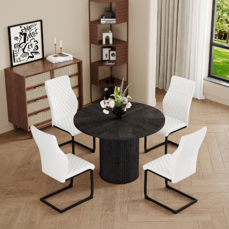 Set de tables et chaises : Table ronde de 100 cm, en MDF, avec une surface noire. Les pieds sont cylindriques, et le système de fixation est réglable par Velcro. (1/5)