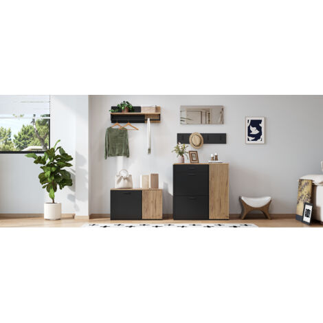 Set de placards, armoire, commode, miroir. 2 étagères pour les chaussures. Pas de décoration particulière. Panneau de rangement avec miroir, étaggere pour les chapeaux, et 4 crochets. (1/5)