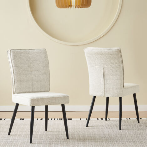 Deux ensembles de chaises pour les salons, dotées d’un tapis à la couleur saumonée. Des chaises pour les cuisines, conçues pour être utilisées dans les salles à manger et les séjours. De couleur crème (1/5)