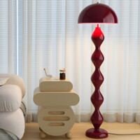 Lampada da terra alta a forma di fungo con paralume a cupola, ideale per il soggiorno, corpo rosso, luce calda.