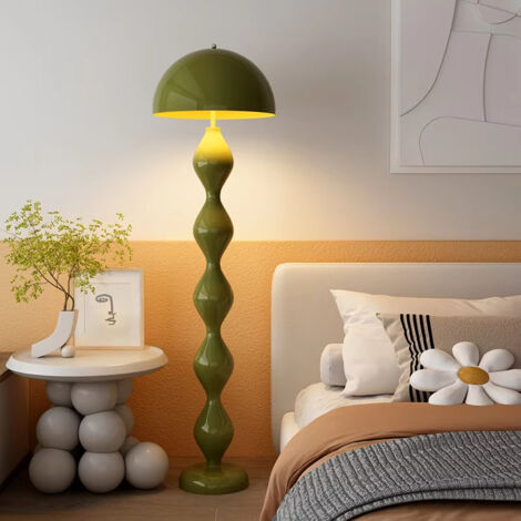 Lámpara de pie única en forma de hongo con pantalla de hierro forjado, interruptor de pie, elegante iluminación interior, carcasa verde y luz cálida.