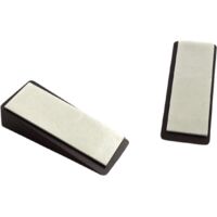 Lot de 2 cale porte triangulaires marron de petite taille en plastique dur. Longueur 50mm, largeur 19mm & hauteur 11mm.
