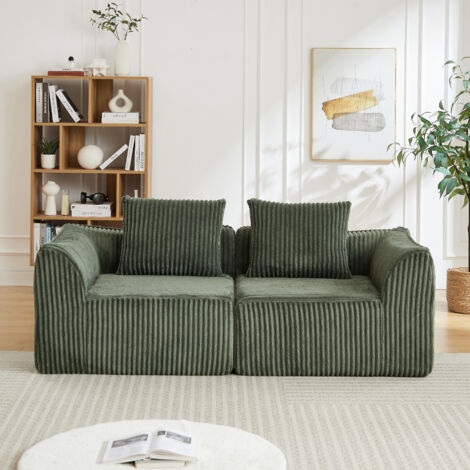 Canapé en tissu cordon minimaliste, avec des lignes incurvées et un dossier qui s’incline doucement vers l’arrière. Complet de deux coussins. (1/5)