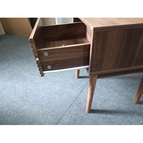 Table de nuit en style Mid-Century Modern de la marque Nussbaum. Table de nuit pour chambre à coucher. Table de nuit avec des poignées métalliques. Dimensions : 40x40x55 cm. 2 pièces au total. (1/5)