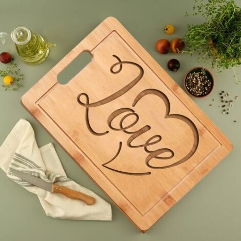 Planche à découper gravée "LOVE" – Cadeau personnalisé en bambou élégant (1/5)