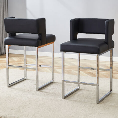 C’est un fauteuil noir de style nordique. Son design est quadrangulaire. Les pieds en métal sont de couleur argentée. C’est un ensemble léger et confortable. Il répond à toutes vos exigences en matièr (1/5)